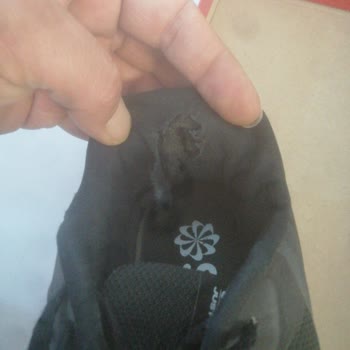 Nike Üründe Yırtılma Açılma Astar Yırtılması
