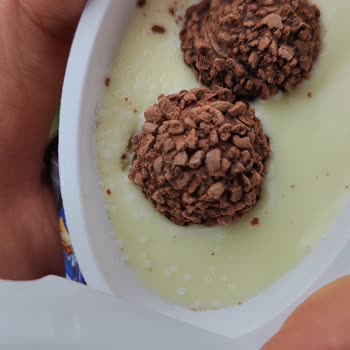 Kinder Çikolata Üzerinde Mantar Benzeri Üremeler.