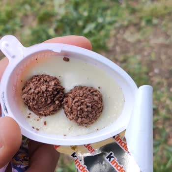 Kinder Çikolata Üzerinde Mantar Benzeri Üremeler.