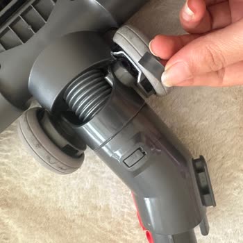 Arnica Marka Dikey Süpürgemin Sert Zemin Başlığı Ve Tekerleği Kırıldı.