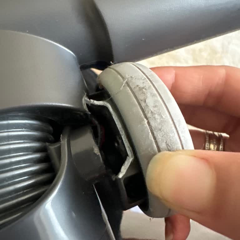 Arnica Marka Dikey Süpürgemin Sert Zemin Başlığı Ve Tekerleği Kırıldı.