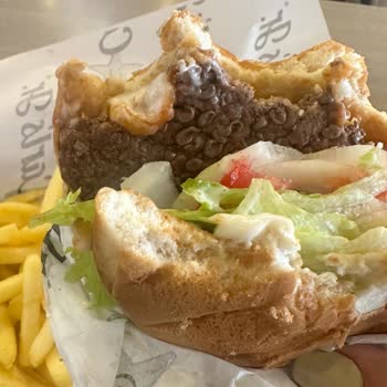 Akasya AVM Carls Jr Bozuk Köfte