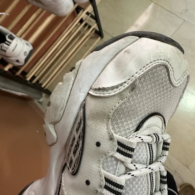 Skechers Kullanmaya Başladıktan Kısa Süre Sonra Dikiş Yerinden Attı