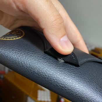 Rayban Markalı Gözlük Kılıfı Yırtılma