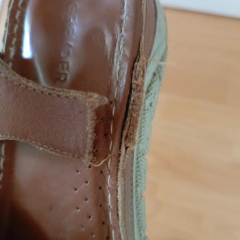 Greyder Marka Sandaletin Bağı Koptu