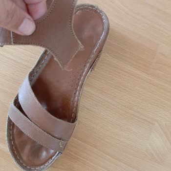 Greyder Marka Sandaletin Bağı Koptu