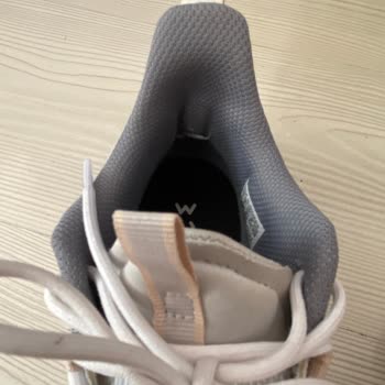 Adidas Ürünlerinin Arkasında Durmuyor!