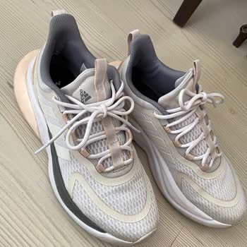 Adidas Ürünlerinin Arkasında Durmuyor!