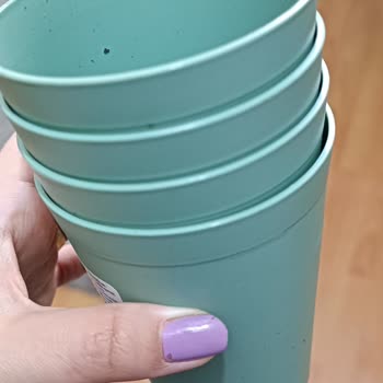 A101 De Bardakların İçinde Sigara Külü Vardı