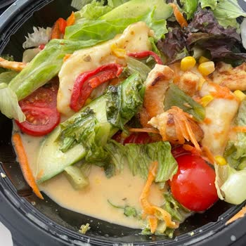 Macaroni Restaurant Salata Görünümlü Çöp