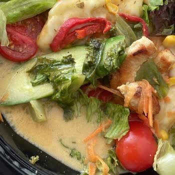 Macaroni Restaurant Salata Görünümlü Çöp
