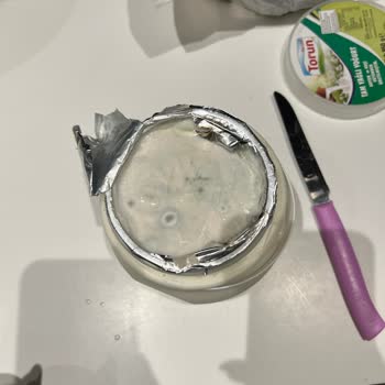 Şekerciler Market Küflü Yoğurt Satılıyor