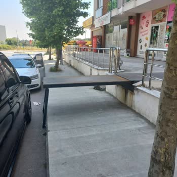 BİM Kaldırım İşgali Yayaların Mağdur Edilmesi