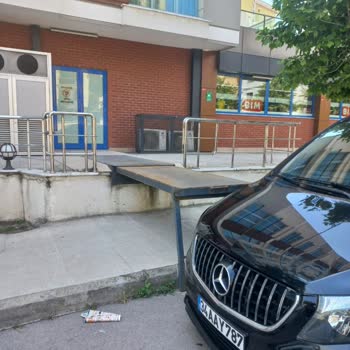 BİM Kaldırım İşgali Yayaların Mağdur Edilmesi