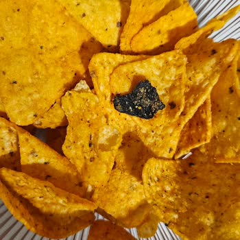 Fritolay Doritos Baharatlı Cips Paketinden Çıkan Belirsiz Siyah, Sert Cisim