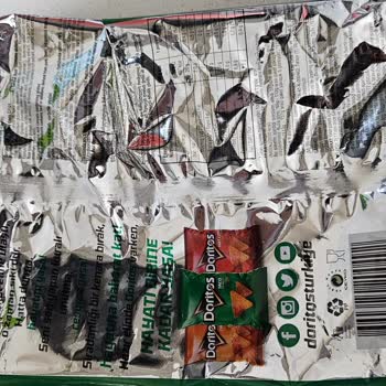 Fritolay Doritos Baharatlı Cips Paketinden Çıkan Belirsiz Siyah, Sert Cisim