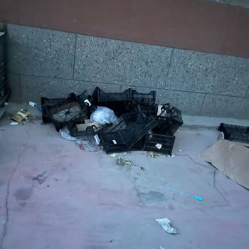A101 Bir Gıda Satış Yapan Çevresi Böyle Pis Olamaz