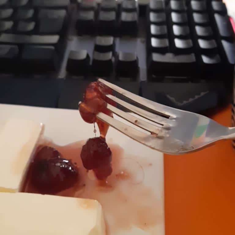 Seyidoğlu Gıda Reçelhane Çilek Reçelinde Çileklere Mızrak Gibi Saplanmış Kıl