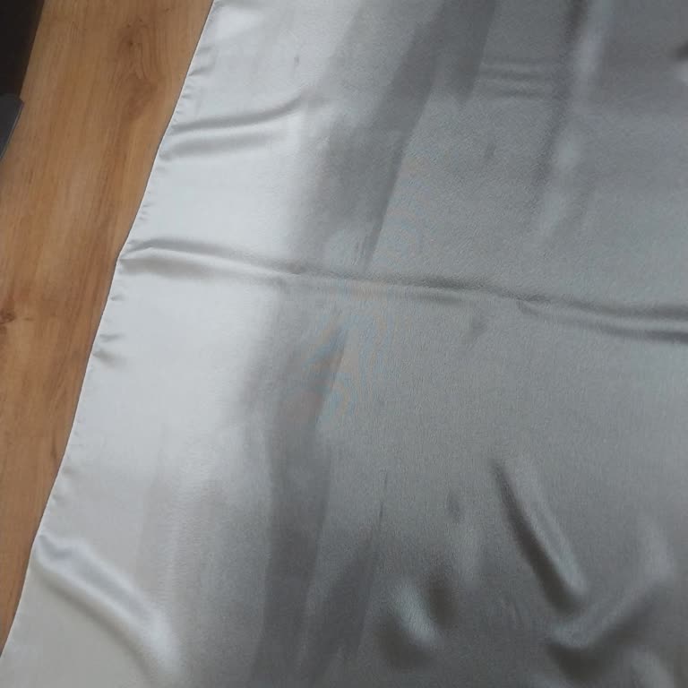 Hint İpek Eşarptan Çıkmayan Leke