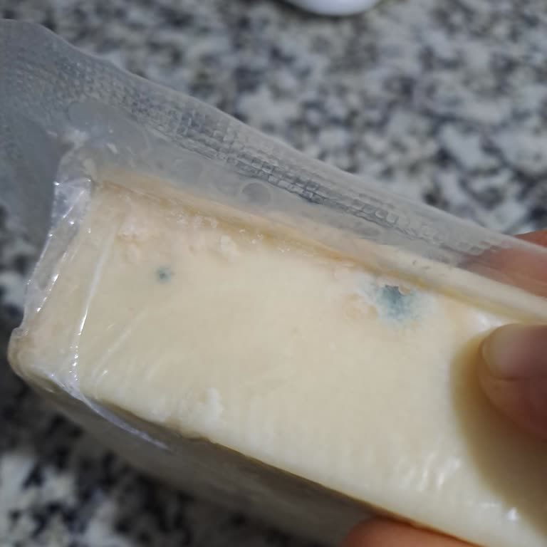 Tarım Kredi Kooperatif Market Küflü Peynir Satışı