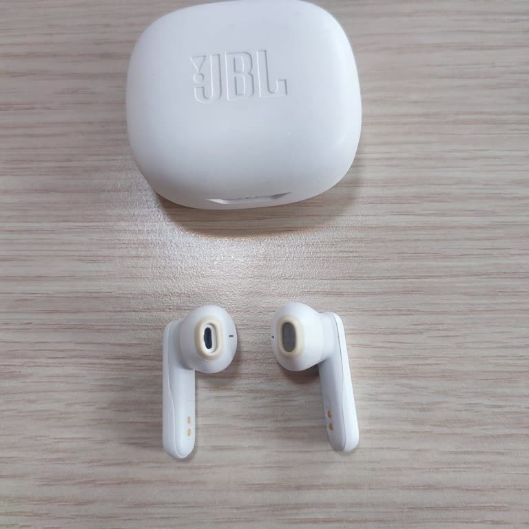 JBL Wave 300TWS Beyaz Kulaklığın Silikonları Düştü