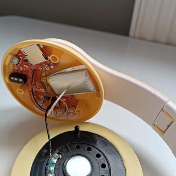 Kaya Bilişimde Pili Şişmiş Kulaklık Sorunu