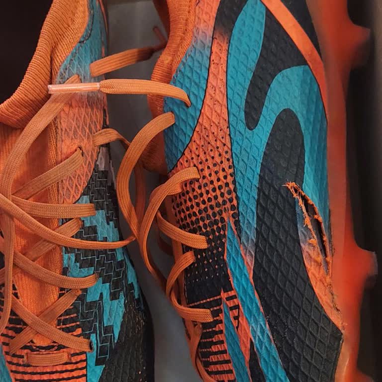 Yalı Spor'dan Aldığım Adidas Kramponda Yırtılma.