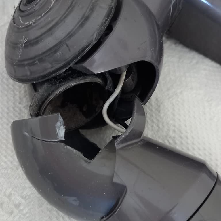 Dyson V8 Motorbar Ayak Kırıldı