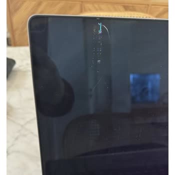 Трещина на экране Apple Mac Pro