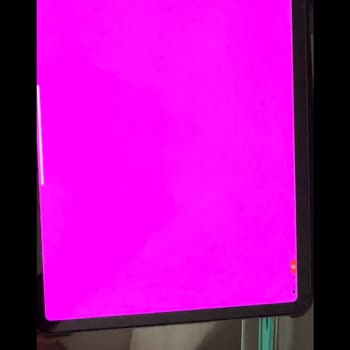 Apple iPad Pro розовый экран