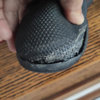 FLO Ayakkabı 2 Ayda Açılan Halı Saha Ayakkabısı: Lotto'nun Kalitesi Sorgulanıyor