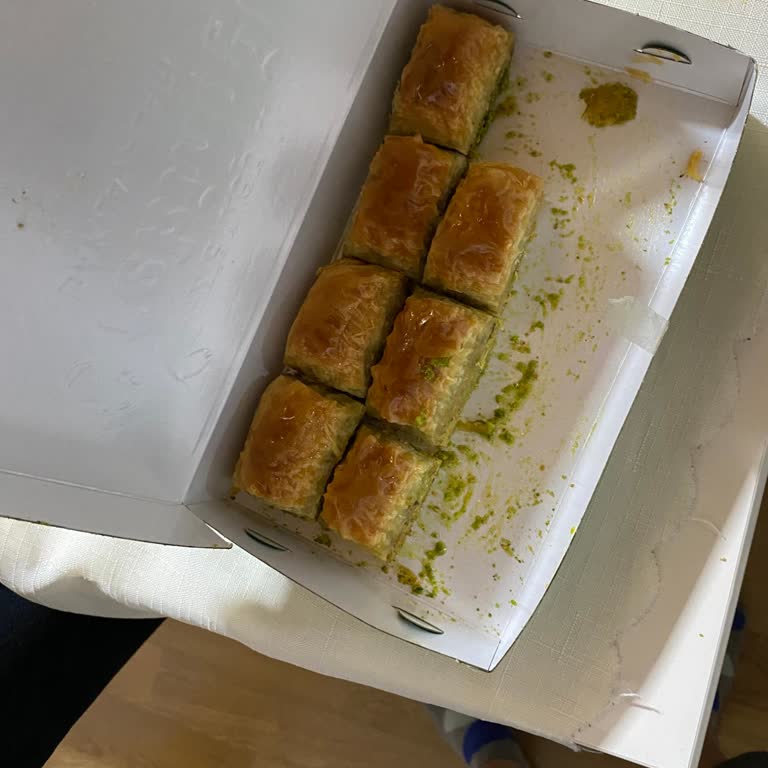 Trendyol Yemek Kuryeci 3 Dilim Baklavamı Almış