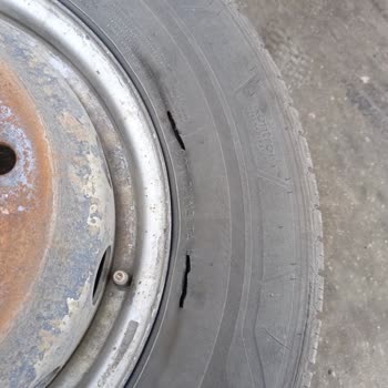 225 75 16 C Hankook Lastik Yarılması