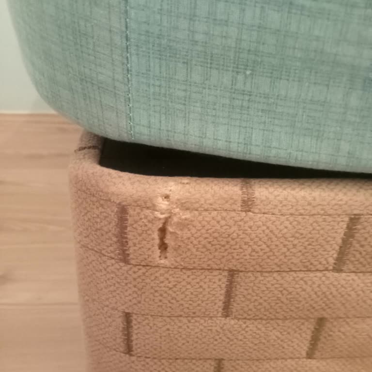 Bambi Yatak Bazada Başlığında Yırtık