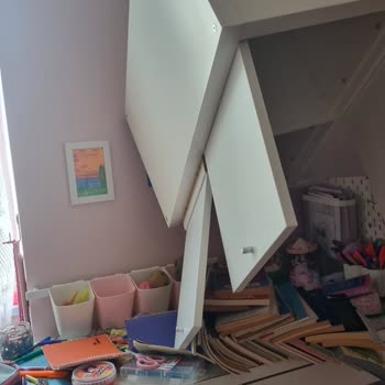 IKEA Duvar Dolabı Düştü
