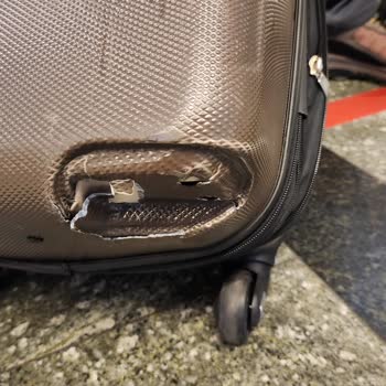 Ajet (Anadolu Jet) Bagaj Bavulumu Kırdı Ve Zararı Üstlenmiyor