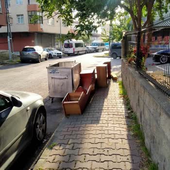 Maltepe Belediyesi Apartman Önünde Fazla Konteynır Var Yardımmm