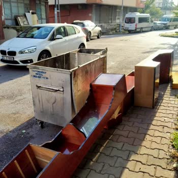 Maltepe Belediyesi Apartman Önünde Fazla Konteynır Var Yardımmm