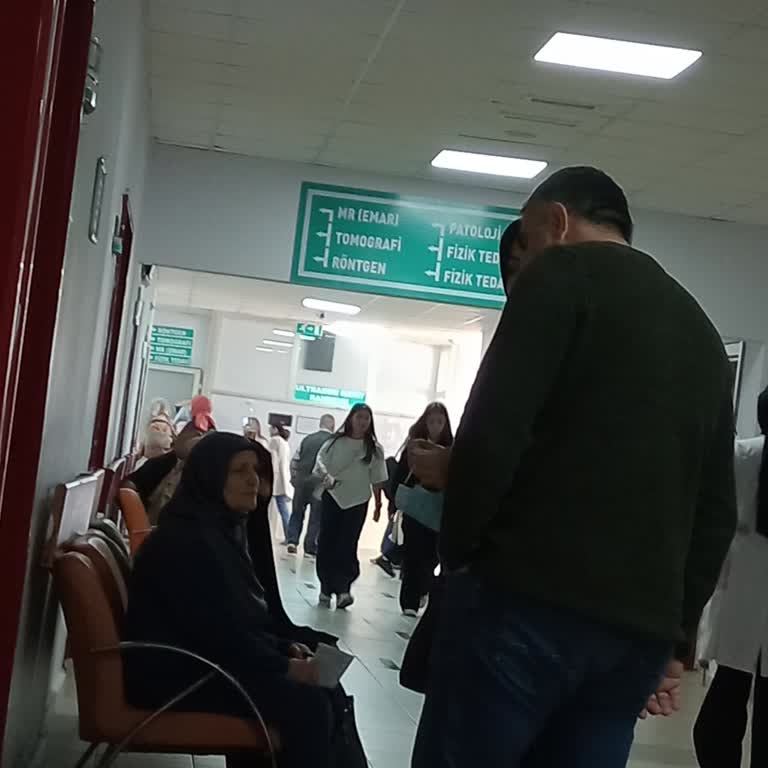 Kocaeli Darıca Farabi Eğitim Ve Araştırma Hastanesi Ultrason Kayıt Yerinde Ki Açık Bayanın İşini Umursamaz Şekilde Yapması