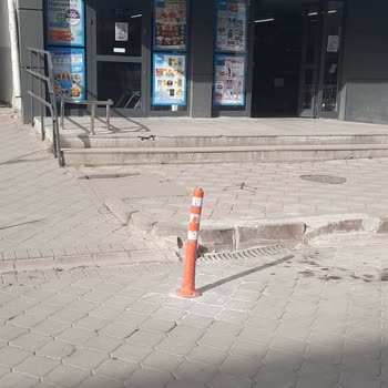 Sincan-Lale Meydanı A101 Çalışanları Evimize Giriş-Çıkışı Engelliyor!