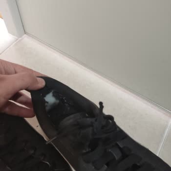 Deichmann Ve Puma Spor Ayakkabının Parçalanması