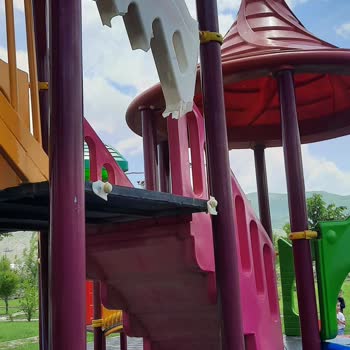Muş Belediyesi Parkları. Çocuk Oyun Alanları Kırık Ve Tehlikeli