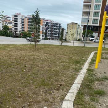 Atakum Belediyesi Çocuk Parkında Oturacak Bank Yok Etrafı Çitle Kapatılmalı Bulvarın