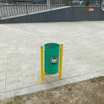 Atakum Belediyesi Çocuk Parkında Oturacak Bank Yok Etrafı Çitle Kapatılmalı Bulvarın
