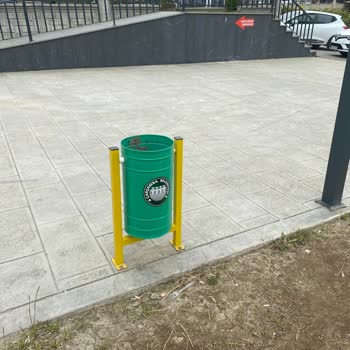 Atakum Belediyesi Çocuk Parkında Oturacak Bank Yok Etrafı Çitle Kapatılmalı Bulvarın