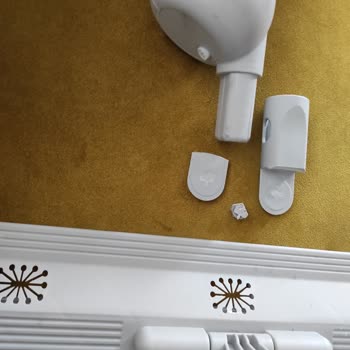 Madame Coco Mob Sprey Uç Kısmından Kırıldı.