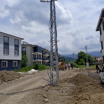 Akyazı Belediyesi Elektrik Direğinin Yanlış Yere Yapılması.