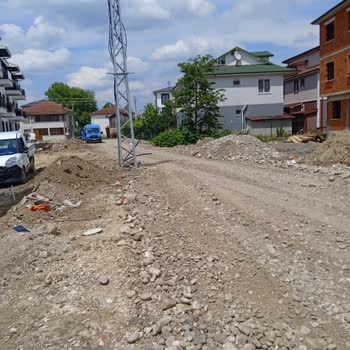 Akyazı Belediyesi Elektrik Direğinin Yanlış Yere Yapılması.