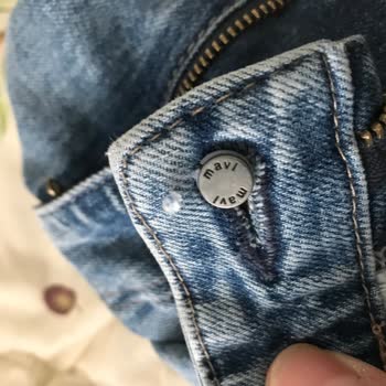 Mavi Marka Jeans'in Düğmesi Koptu.