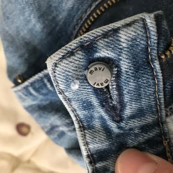 Mavi Marka Jeans'in Düğmesi Koptu.